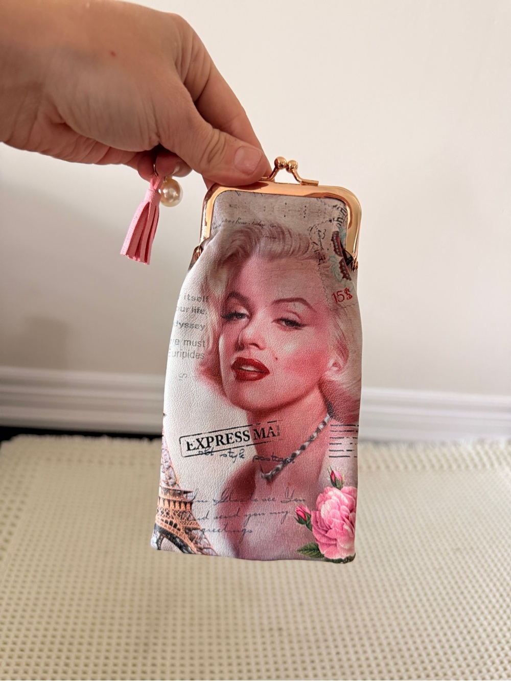 Vintage-Inspired Pink Marilyn Monroe Kiss Lock Bag